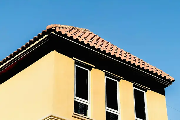 Toiture en tuiles rondes, faîtage et rive soignés à Biot